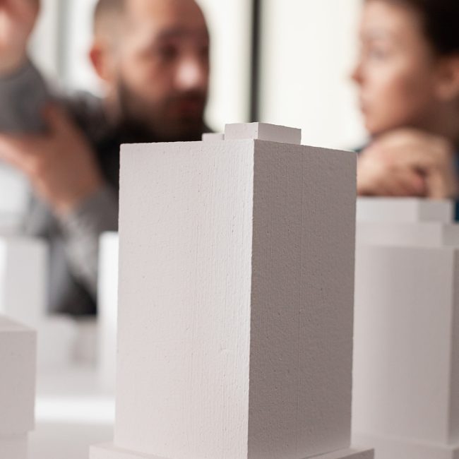 parceiros-da-equipe-de-trabalho-de-arquitetura-discutindo-no-escritorio